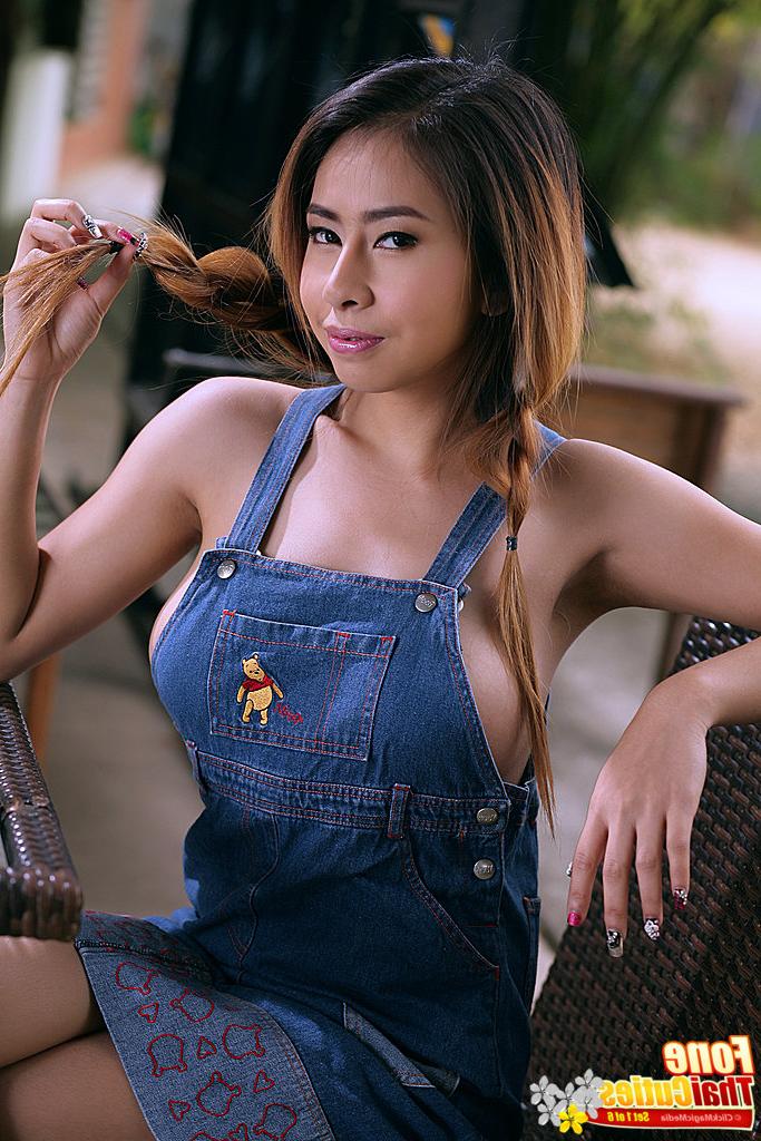 16P Fone, petite thaïlandaise, découvre ses superbes seins avant de se caresser la chatte.