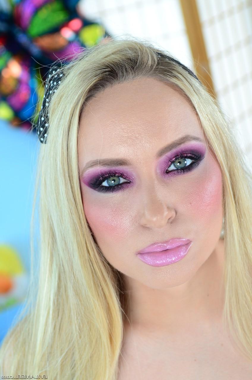 18P A loira imperiosa Aiden Starr penetra o amante negro com strapon