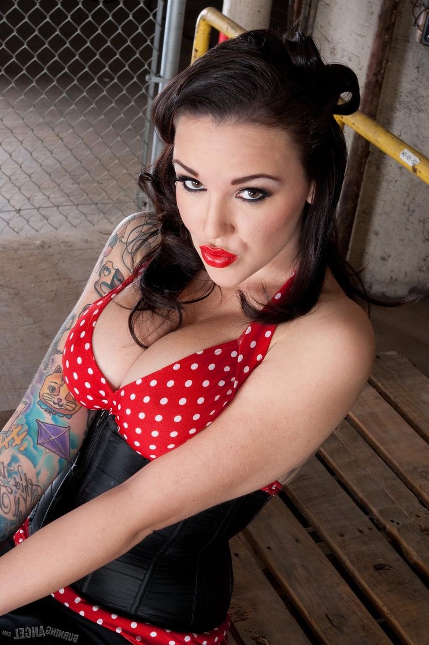 17P Morena com tatuagens gostosas e peitos grandes Emily Parker posa em estilo rockabilly