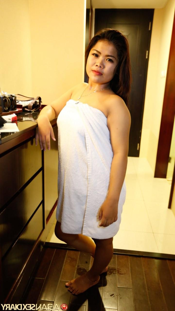 20P かなりのアジア人美女リンダ C がフェラをした後、ハメ撮りの後背位セックスを楽しむ