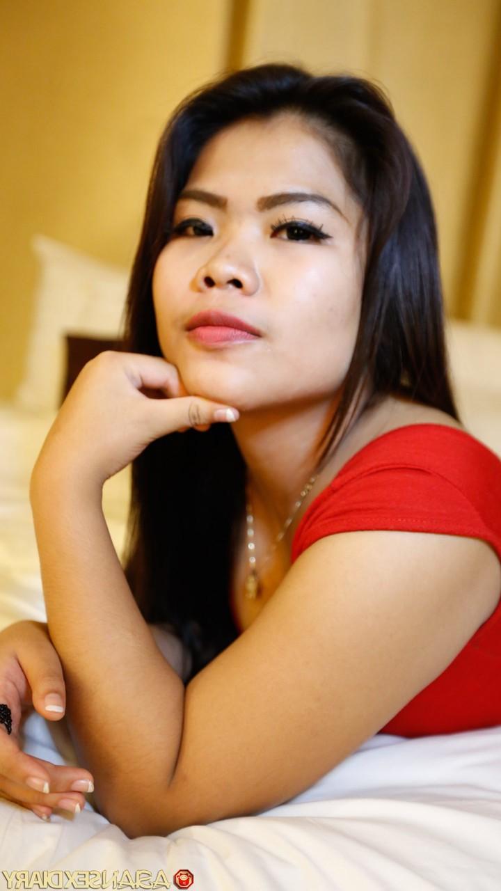 20P かなりのアジア人美女リンダ C がフェラをした後、ハメ撮りの後背位セックスを楽しむ