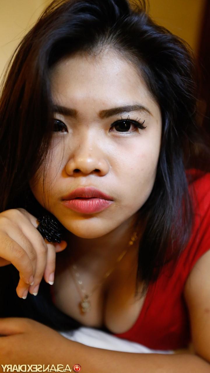 20P かなりのアジア人美女リンダ C がフェラをした後、ハメ撮りの後背位セックスを楽しむ