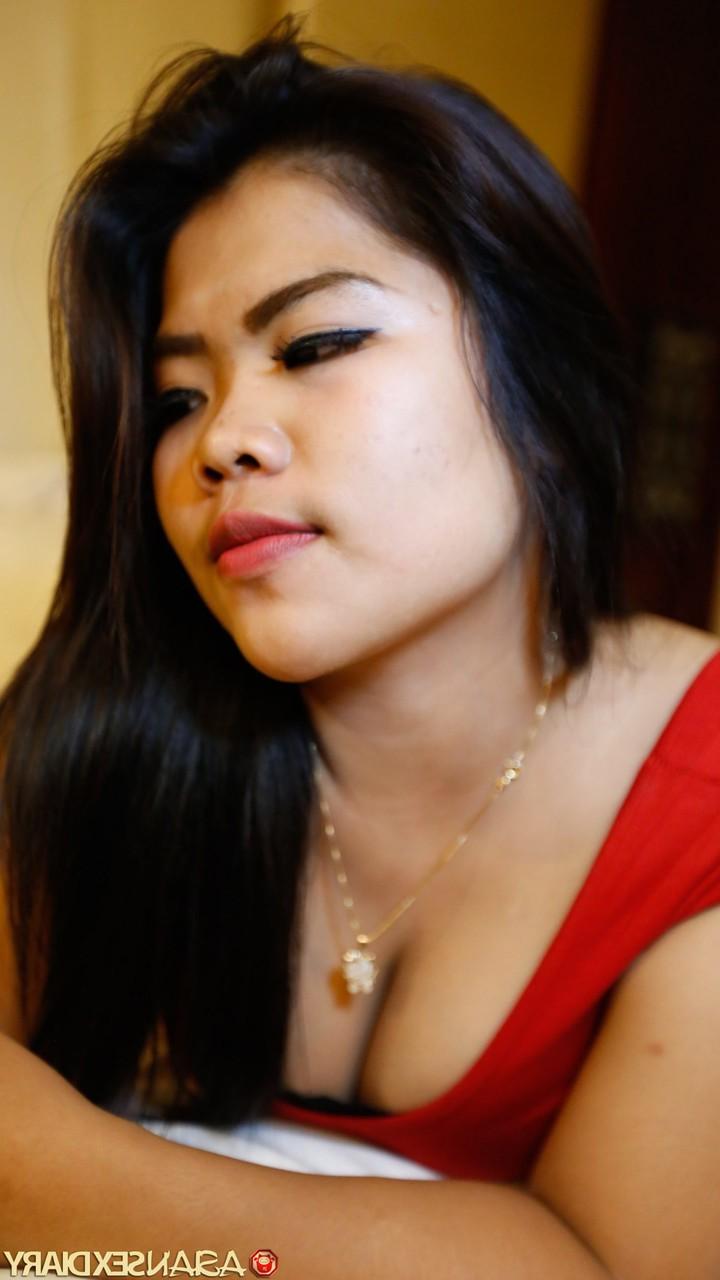 20P かなりのアジア人美女リンダ C がフェラをした後、ハメ撮りの後背位セックスを楽しむ