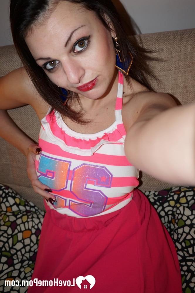 12P Gata amadora com lábios vermelhos tira suas roupas e posa para selfies quentes