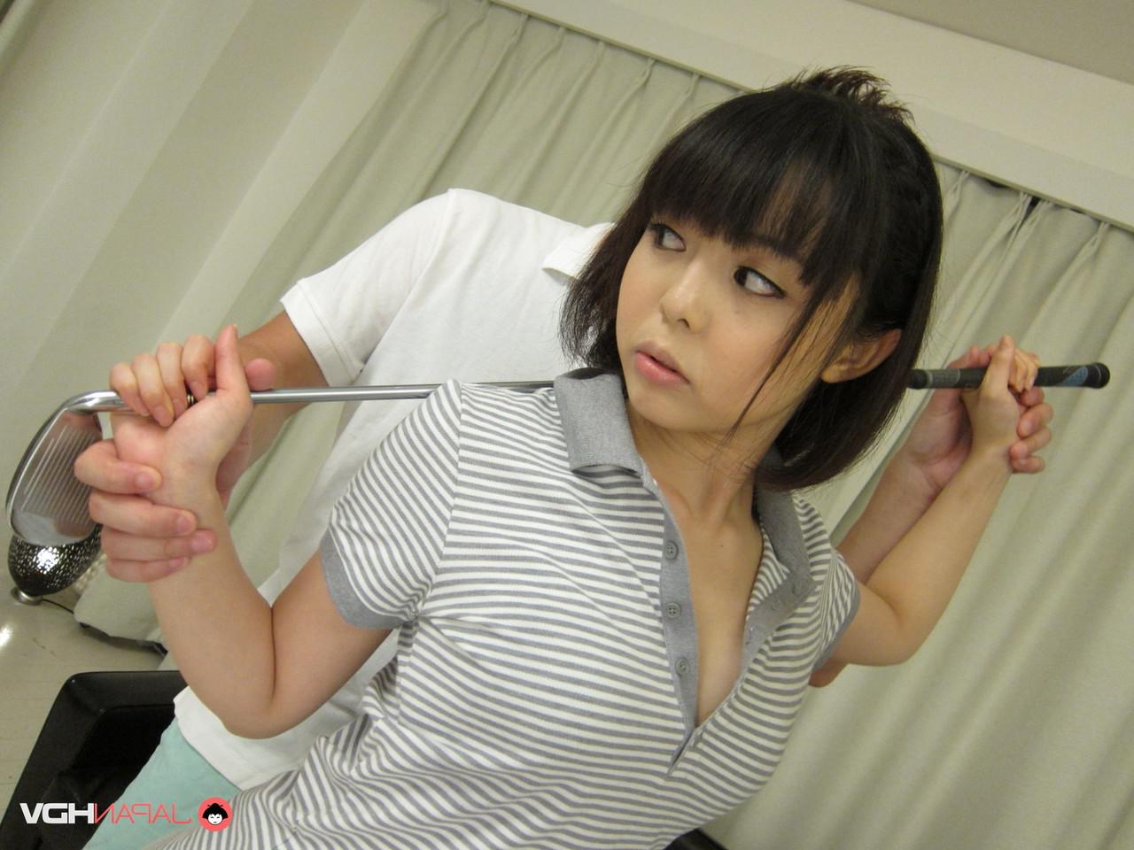15P Das japanische Mädchen Tomoyo Isumi zeigt nach dem Sex in Kniestrümpfen einen Creampie