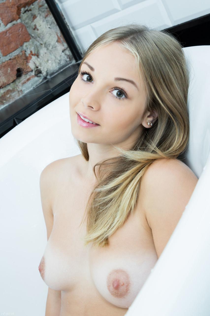 20P Jeff Milton, une fille entièrement naturelle, pose nue et écarte sa chatte dans la baignoire.