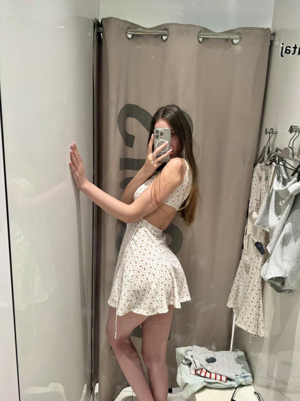 15P Hübsches brünettes Luder stellt seinen großen Arsch zur Schau, während es sich selbst fotografiert