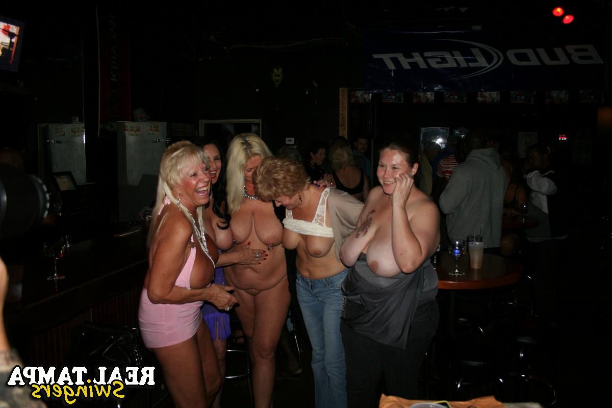 20P A fabulosa Double Dee madura e suas amigas expõem seus peitos grandes