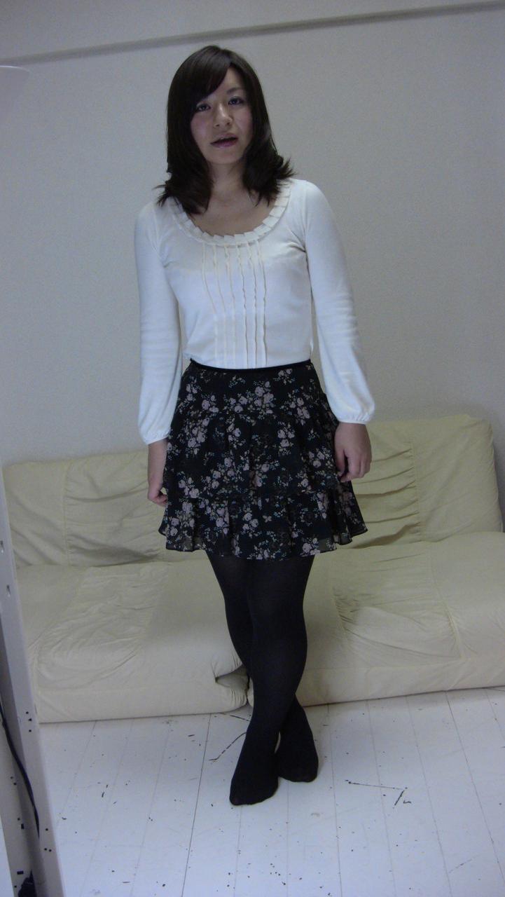 20P La jolie MILF asiatique Yuka Kawashima dévoile ses gros seins et écarte sa chatte poilue.
