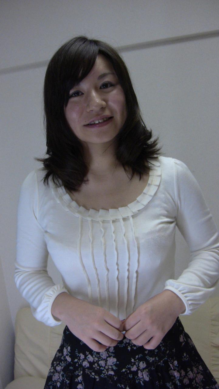 20P La jolie MILF asiatique Yuka Kawashima dévoile ses gros seins et écarte sa chatte poilue.