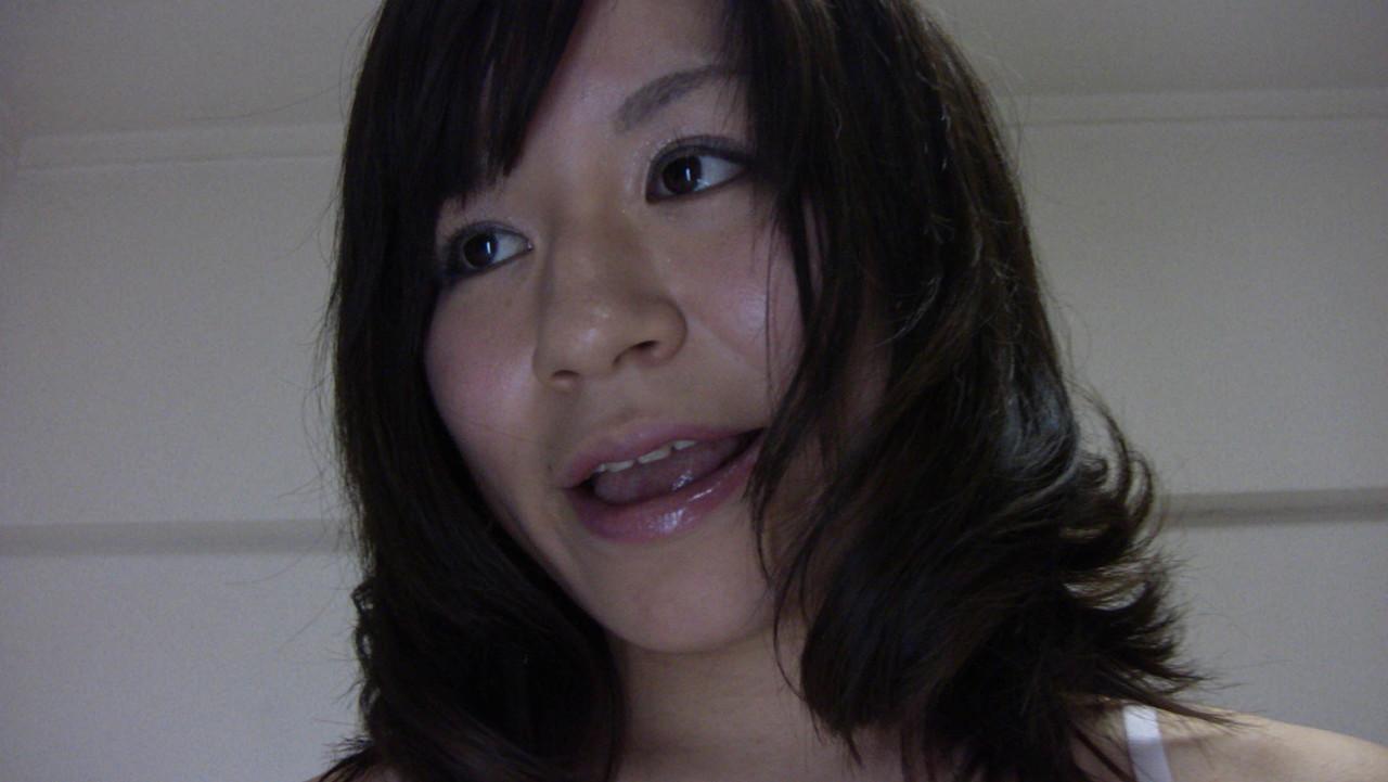 20P La jolie MILF asiatique Yuka Kawashima dévoile ses gros seins et écarte sa chatte poilue.