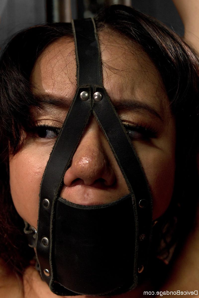 20P A pornstar submissa Annie Cruz é amarrada e brincada por uma máquina de foder