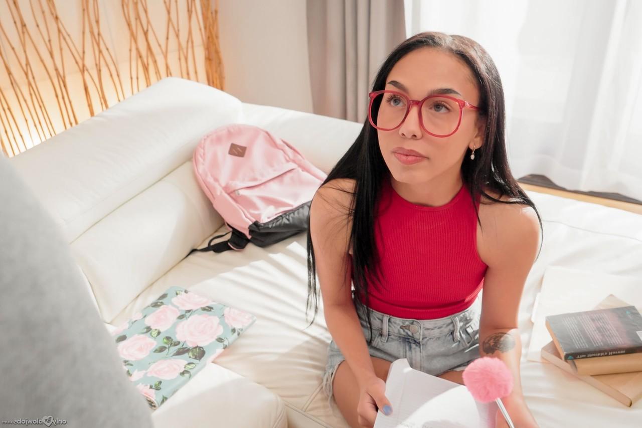 20P A adolescente asiática nerd Bianca Bangs tem seus pés adorados e dá uma cabeça desleixada
