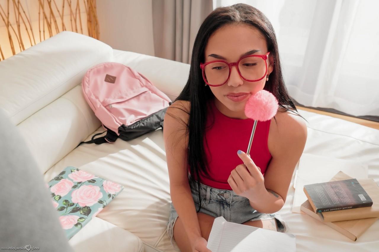 20P A adolescente asiática nerd Bianca Bangs tem seus pés adorados e dá uma cabeça desleixada