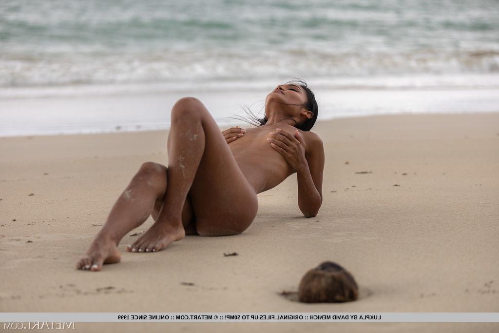 18P Der wunderschöne asiatische Teenager Lukpla zieht sich an einem Sandstrand völlig aus