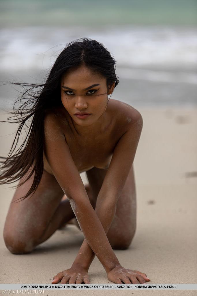 18P Der wunderschöne asiatische Teenager Lukpla zieht sich an einem Sandstrand völlig aus