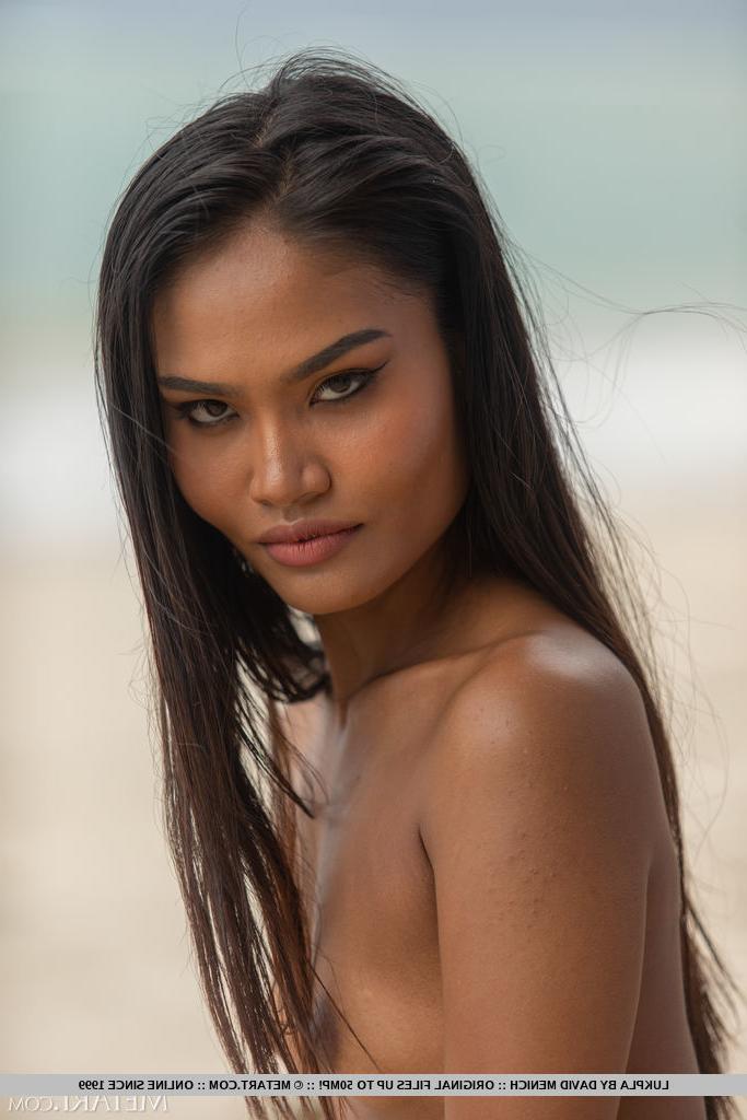 18P Der wunderschöne asiatische Teenager Lukpla zieht sich an einem Sandstrand völlig aus
