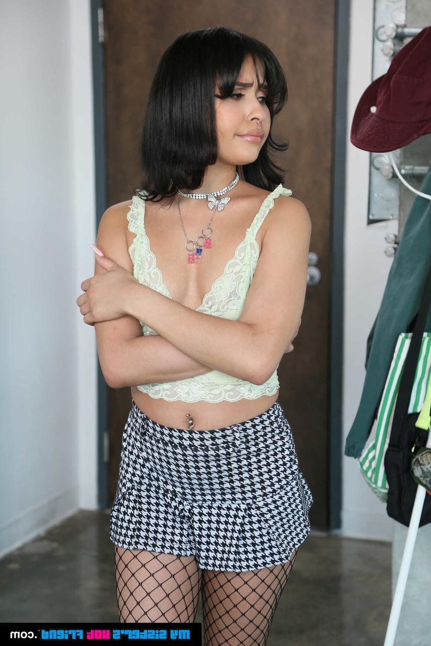 20P Das Amateurbaby Ryder Rey wird von ihrem Stiefbruder durch ihre zerrissene Strumpfhose gefickt