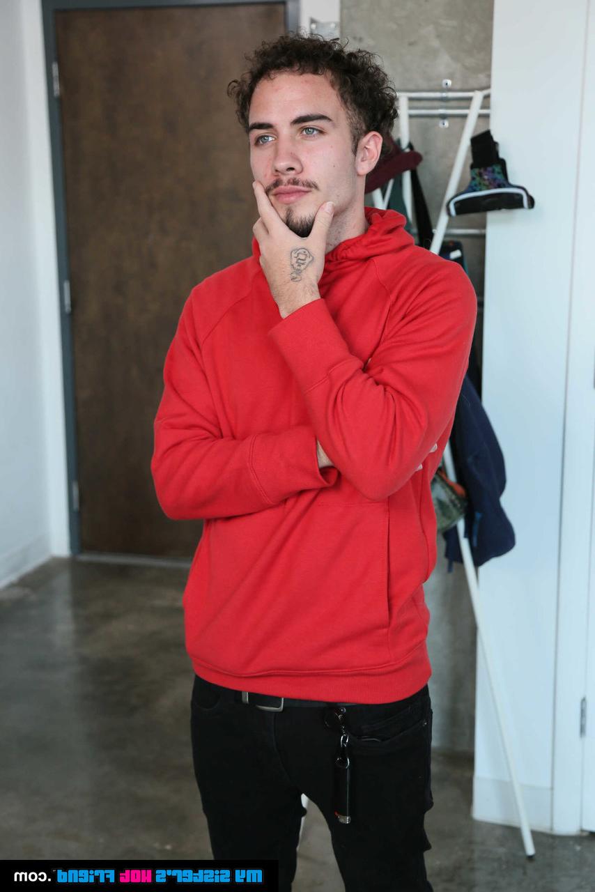 20P Das Amateurbaby Ryder Rey wird von ihrem Stiefbruder durch ihre zerrissene Strumpfhose gefickt