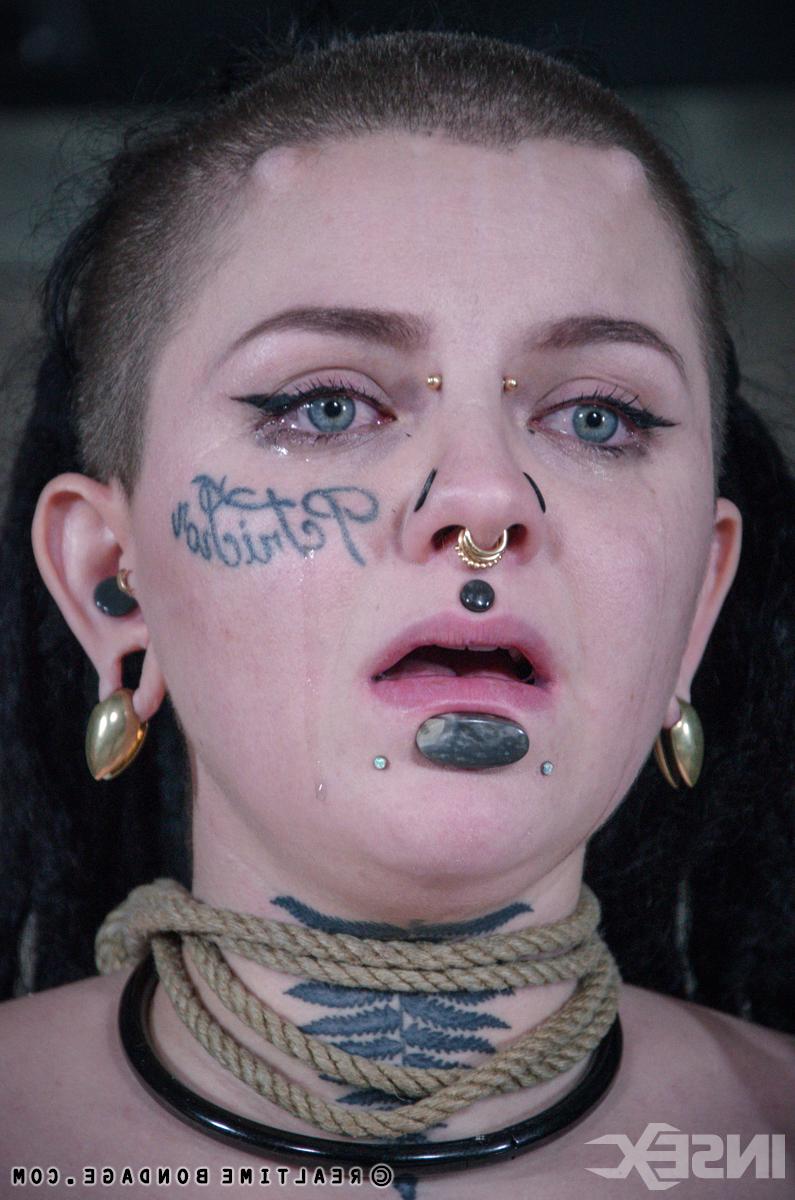14P As garotas tatuadas Luna Lavey e Mia Torro são estimuladas em uma masmorra