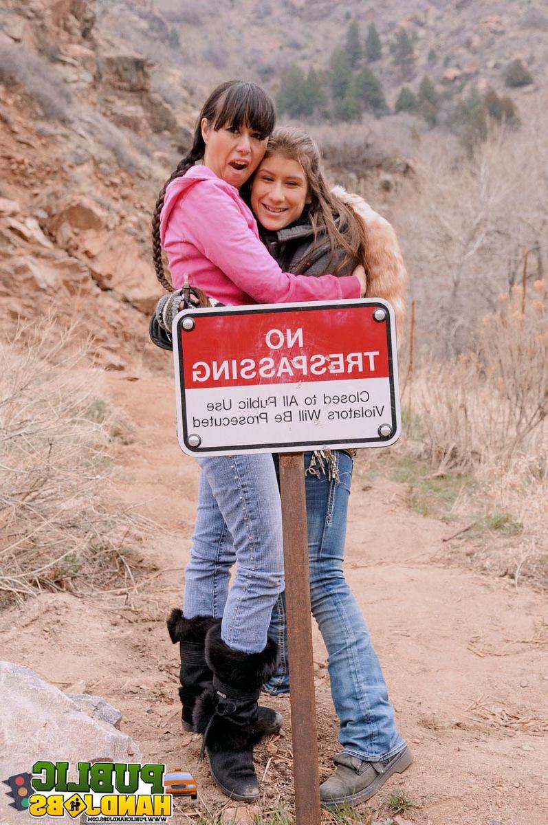 20P Miatsu Kumiko et Laura Coryander, amatrices de bites, en partagent une sur une montagne.