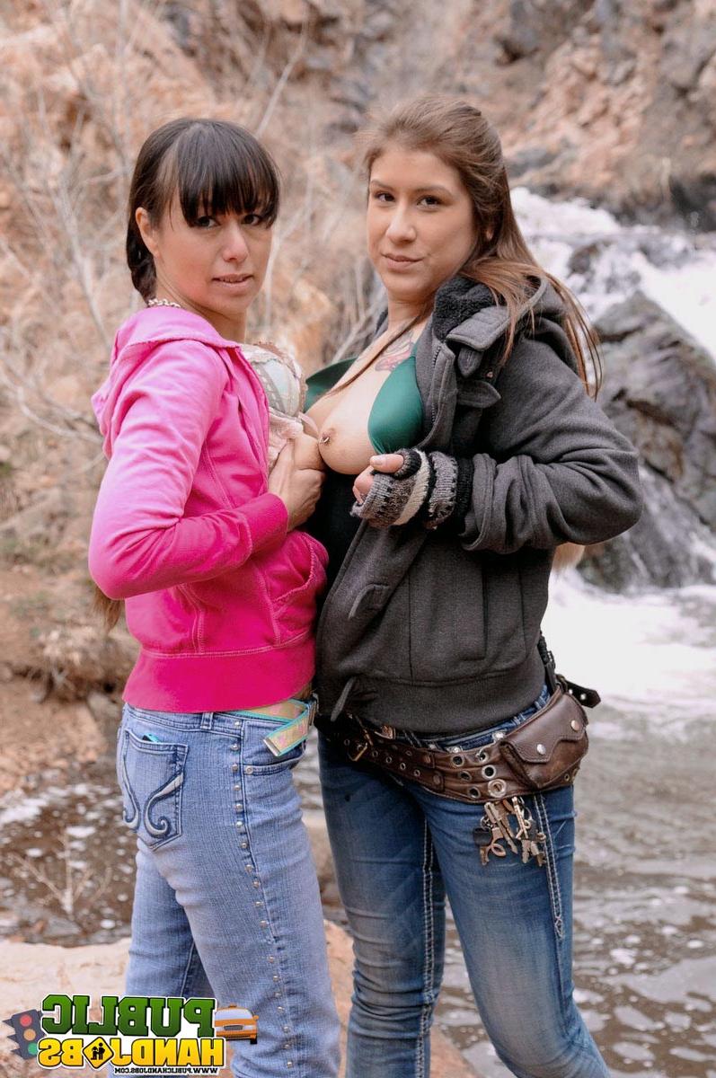 20P Miatsu Kumiko et Laura Coryander, amatrices de bites, en partagent une sur une montagne.