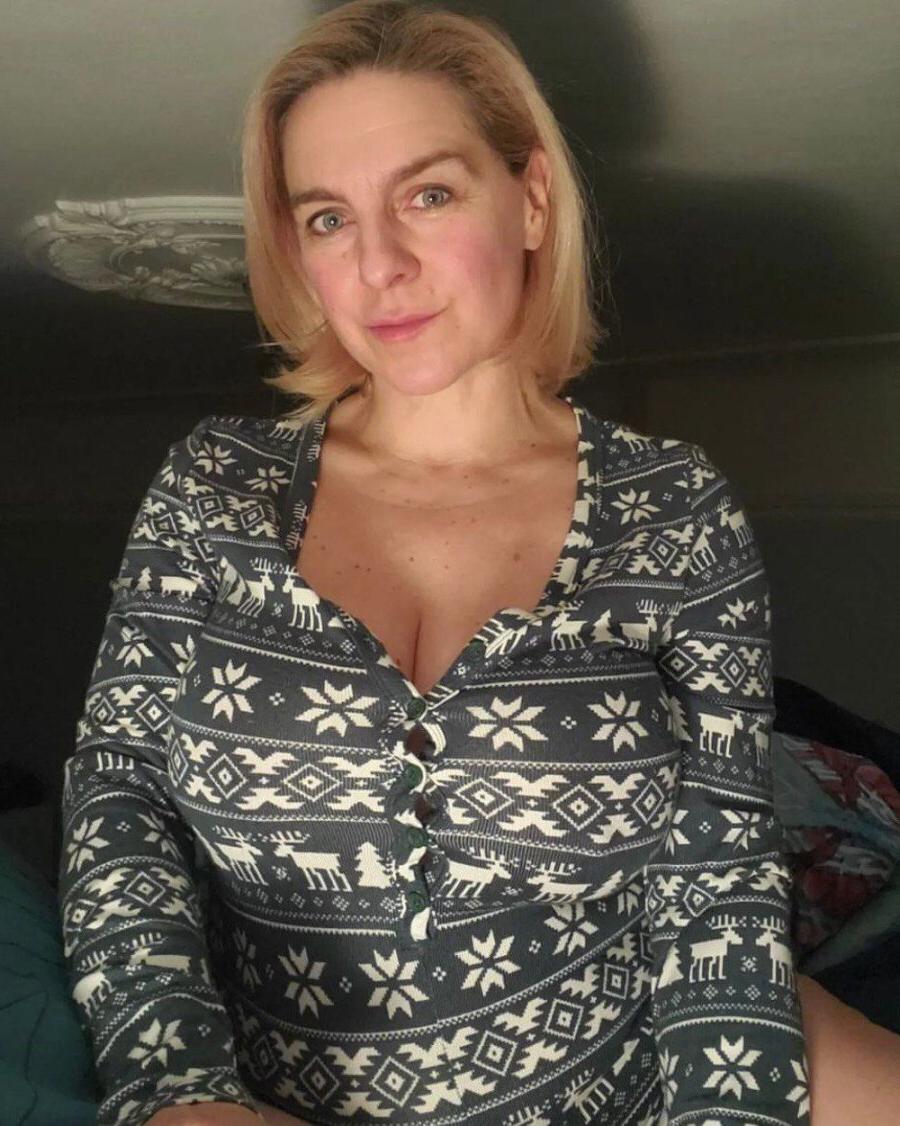 19P Reife Mutter posiert aufreizend in ihrer persönlichen Zusammenstellung ohne Make-up