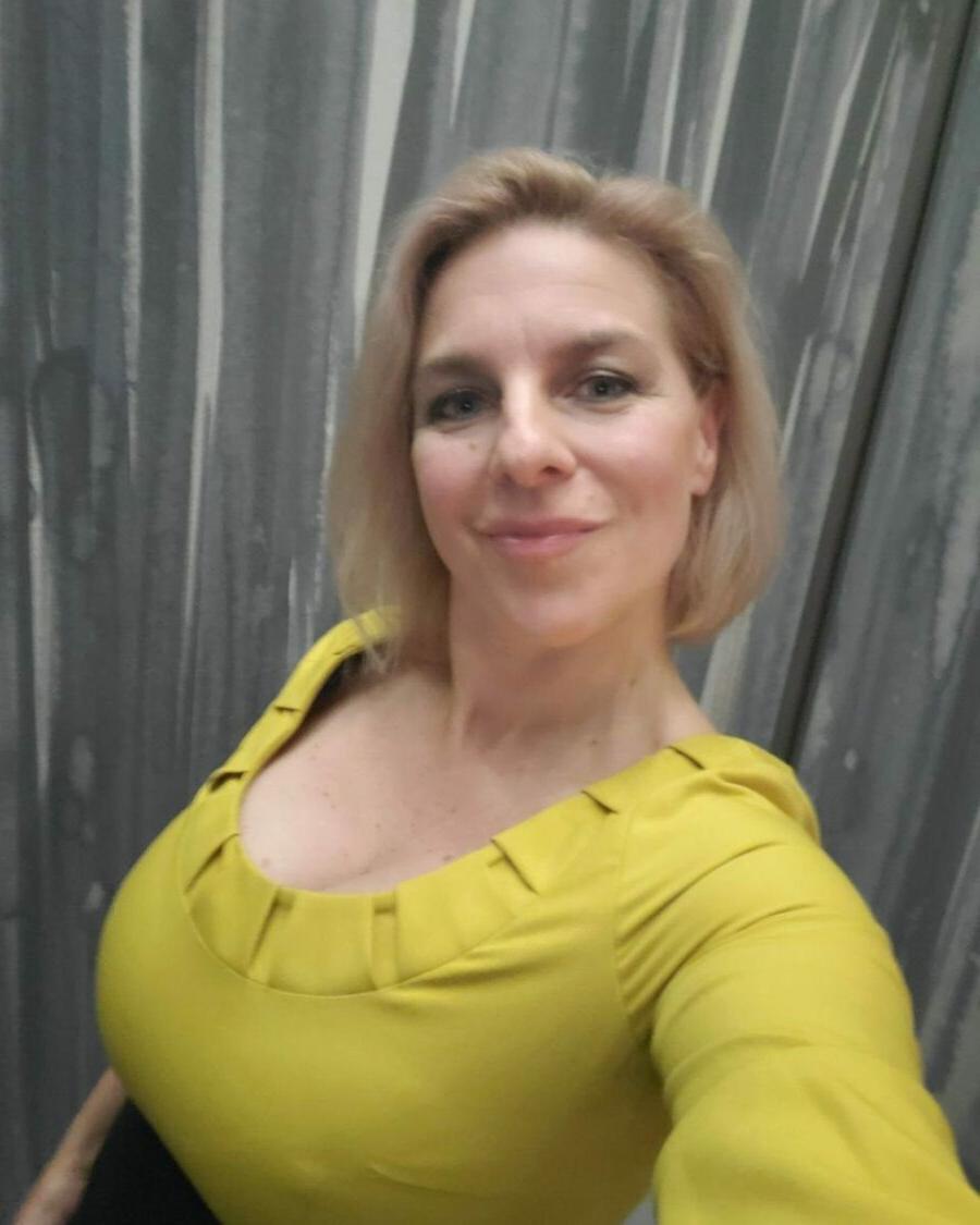19P Reife Mutter posiert aufreizend in ihrer persönlichen Zusammenstellung ohne Make-up