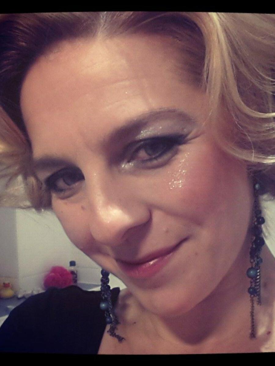19P Reife Mutter posiert aufreizend in ihrer persönlichen Zusammenstellung ohne Make-up