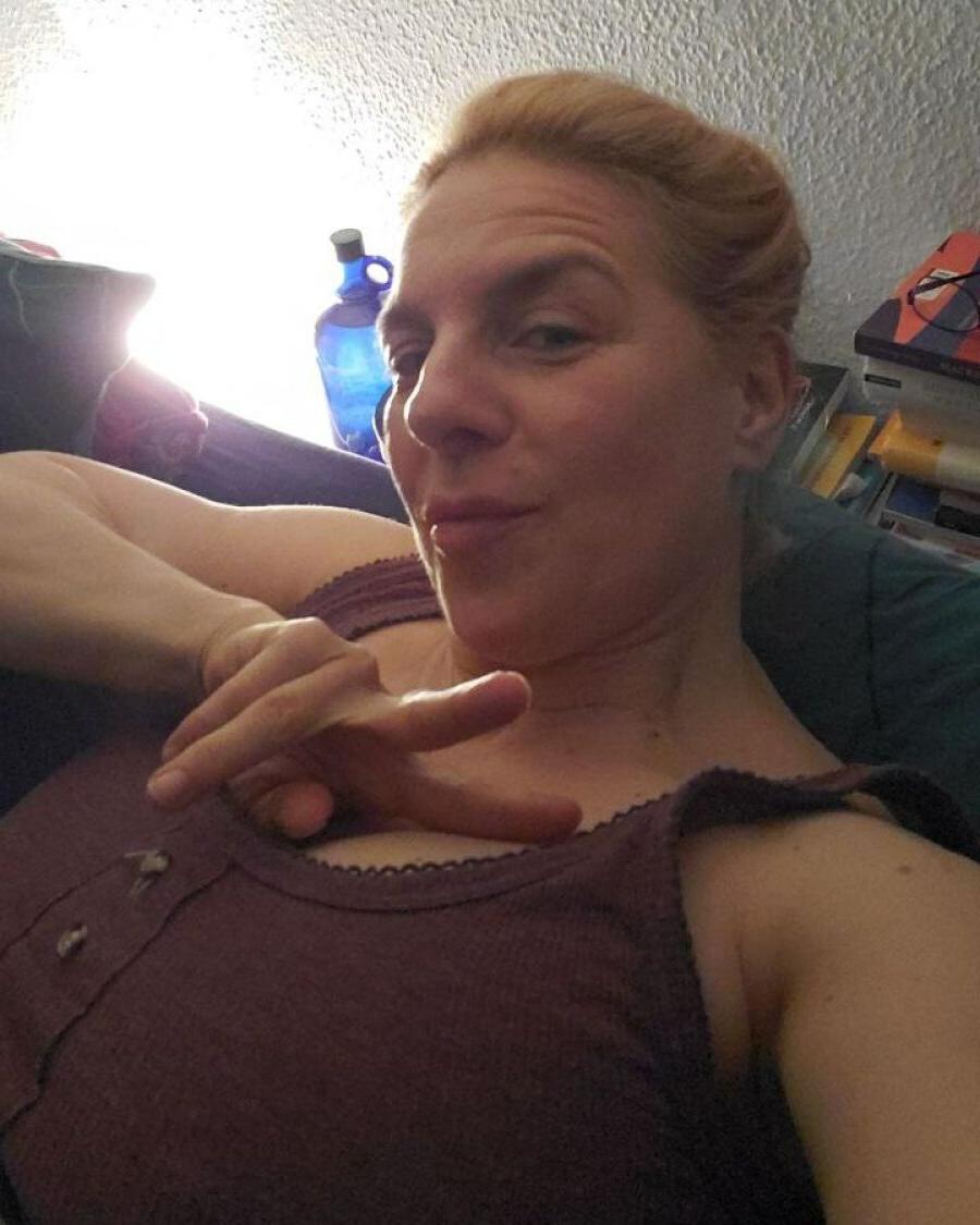 19P Reife Mutter posiert aufreizend in ihrer persönlichen Zusammenstellung ohne Make-up