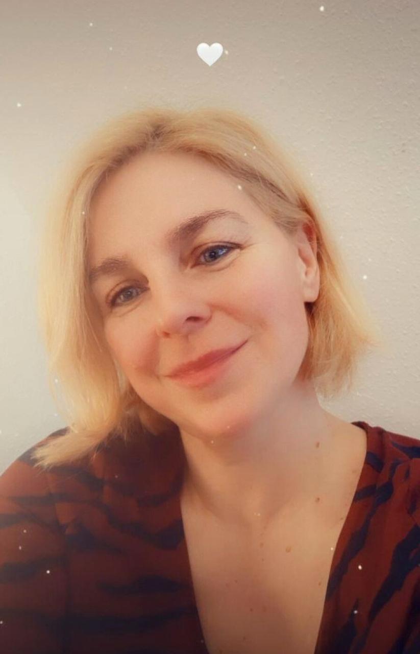 19P Reife Mutter posiert aufreizend in ihrer persönlichen Zusammenstellung ohne Make-up