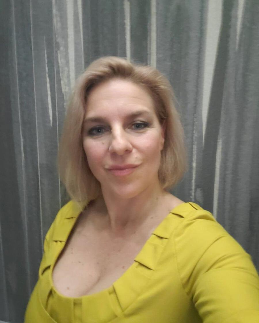 19P Reife Mutter posiert aufreizend in ihrer persönlichen Zusammenstellung ohne Make-up