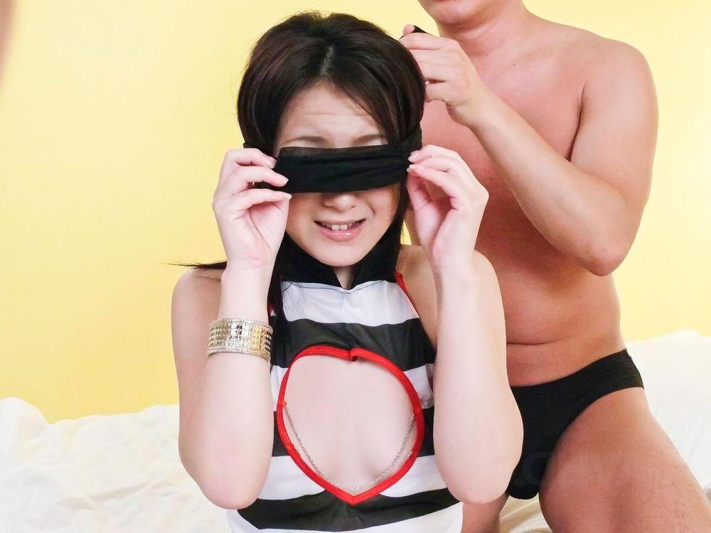 15P La japonaise Rui Natsukawa reçoit un creampie pendant le sexe MMF