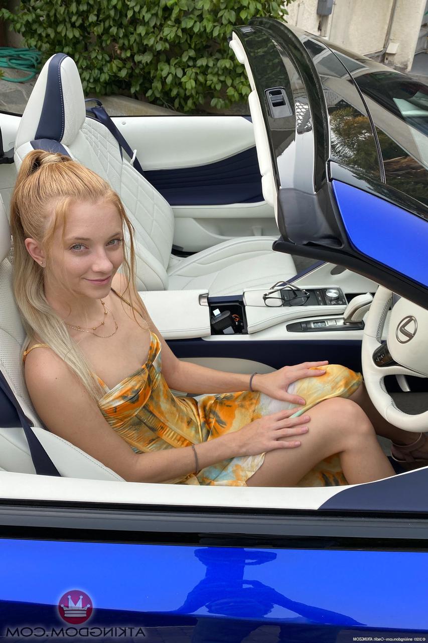 20P La adolescente Riley Star se abre de piernas en un coche para mostrar su chocho con un tampón