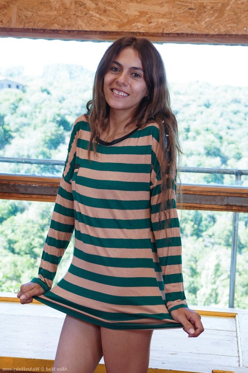 20P A gata amadora sexy Alice Mad tira a roupa e mostra sua boceta super peluda