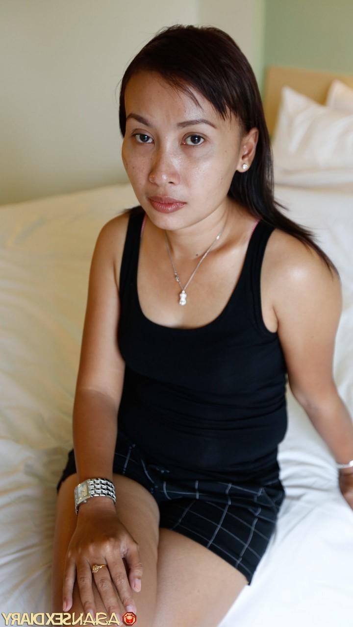 20P Die zierliche asiatische MILF Idayu lässt sich beim Casting ihre süße Muschi entbeinen und vollsahnen
