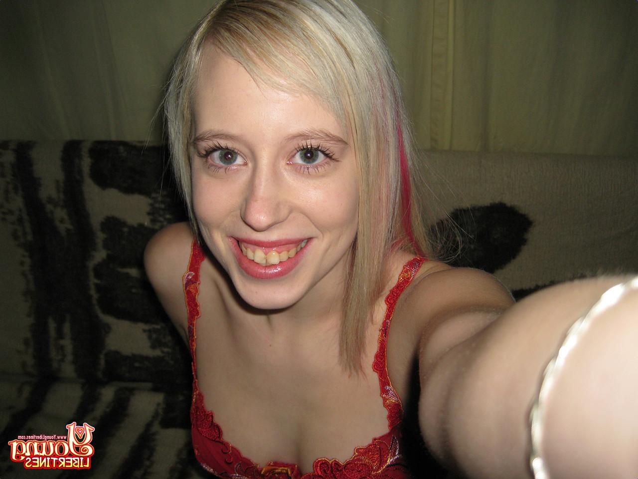 20P La encantadora joven rubia Teena abre su almeja afeitada para tomarse selfies