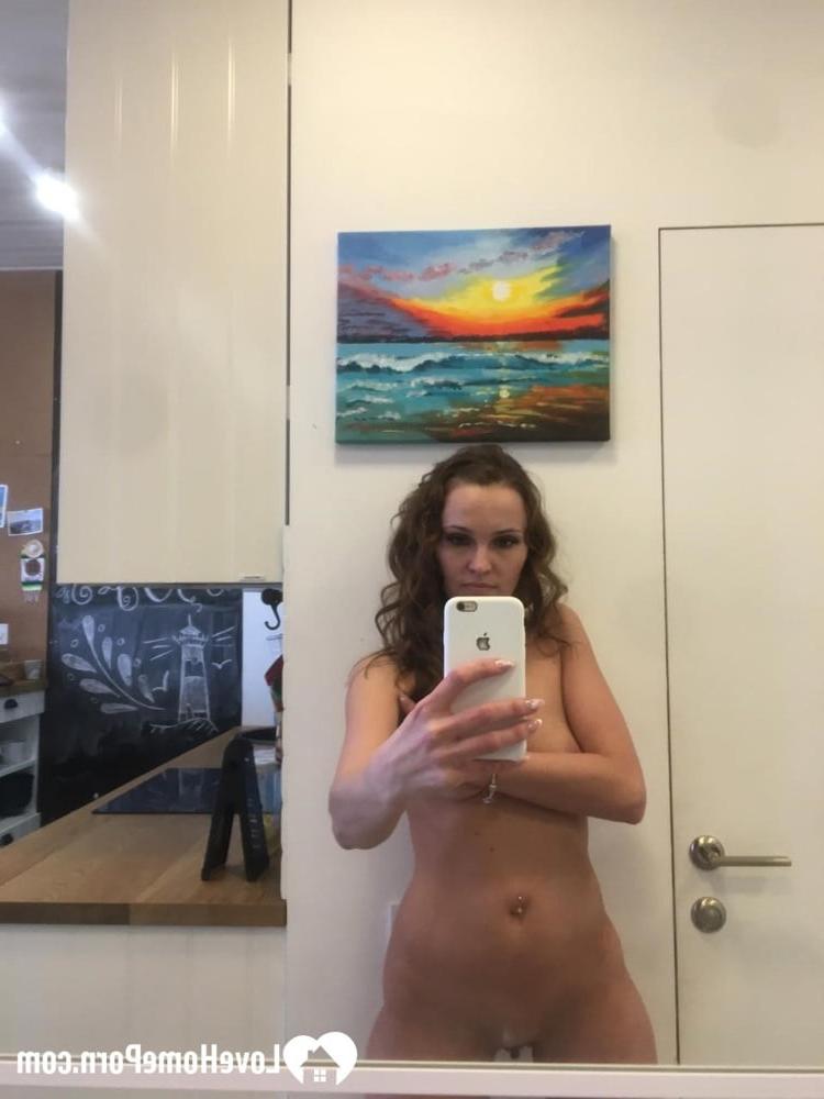 20P Gata morena sexy tira selfies de seu espólio redondo no espelho