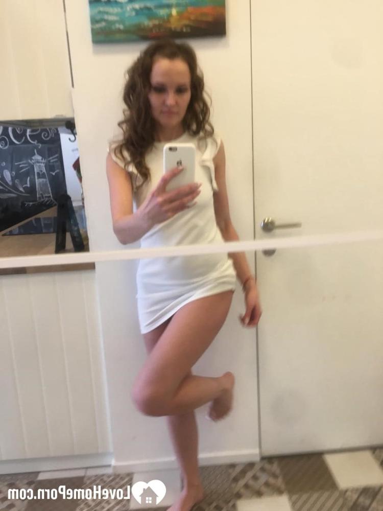20P Gata morena sexy tira selfies de seu espólio redondo no espelho