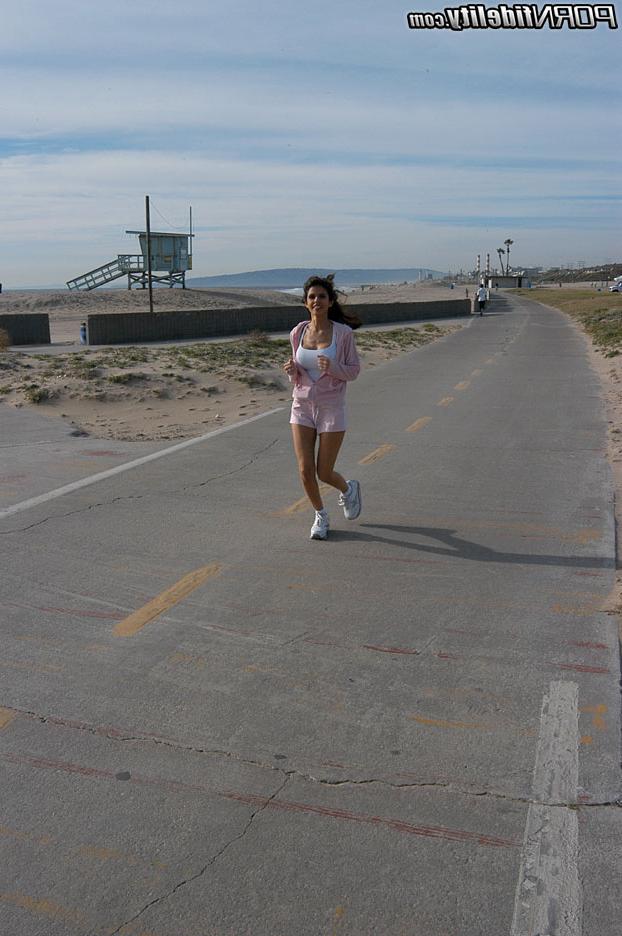 20P La pequeña Shy Love y la tetona Kelly Madison salen de la playa para un trío caliente