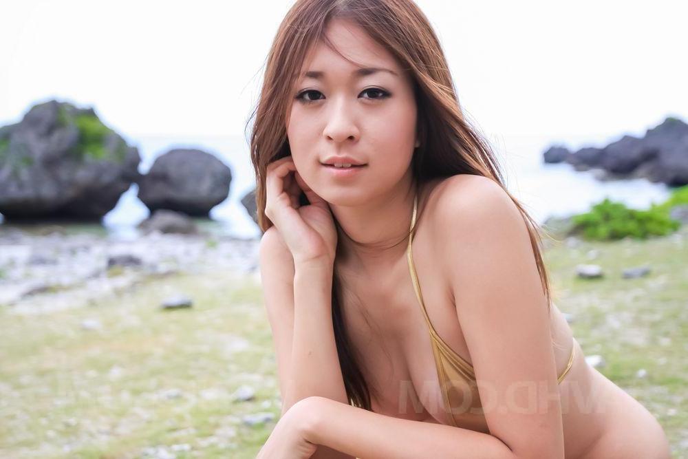 15P La japonesa Risa Misaki escupe semen en la palma de su mano después de hacer una mamada en la playa