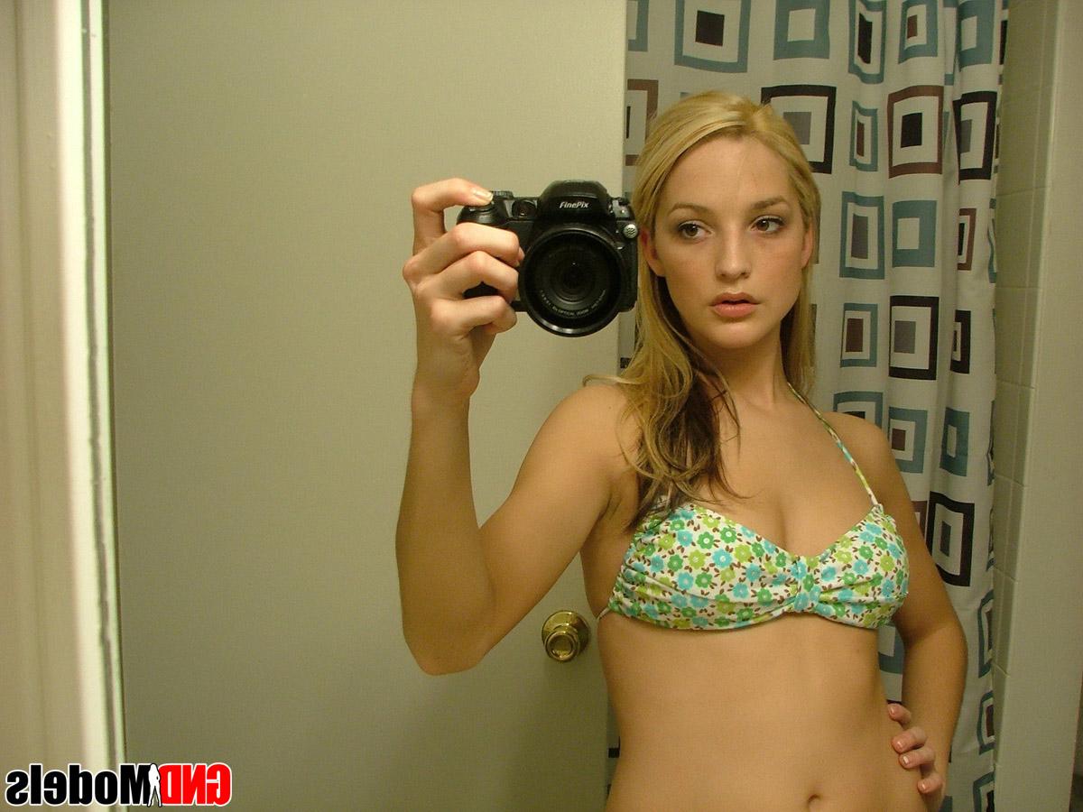 12P La joven rubia Marilyn se toma selfies en el espejo mientras usa un traje de baño de tres piezas