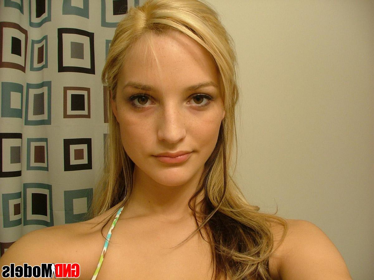 12P La joven rubia Marilyn se toma selfies en el espejo mientras usa un traje de baño de tres piezas