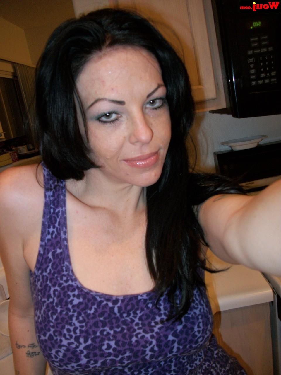 15P Nena amateur caliente con labios sexys se toma selfies de su culo caliente en bragas