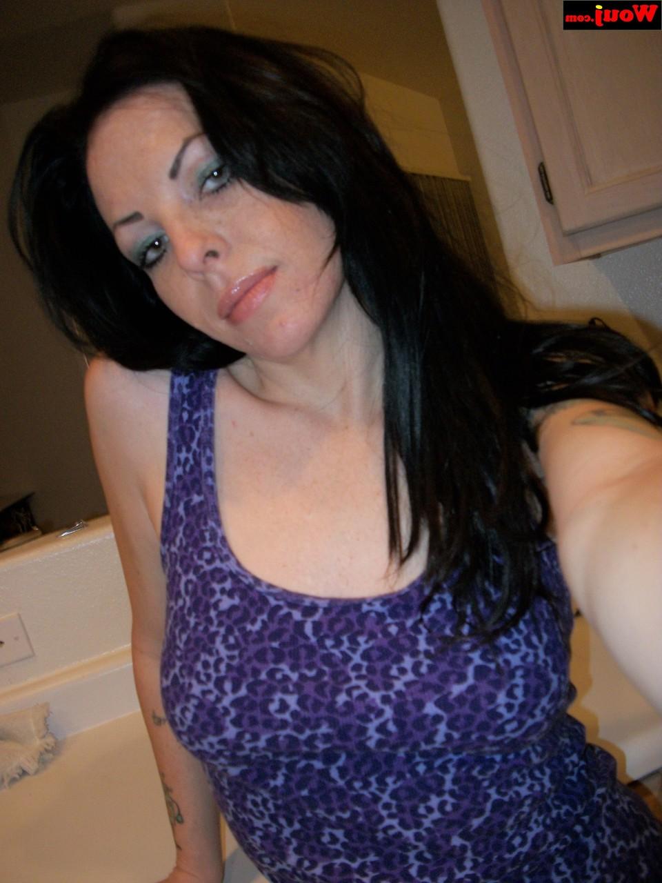 15P Nena amateur caliente con labios sexys se toma selfies de su culo caliente en bragas