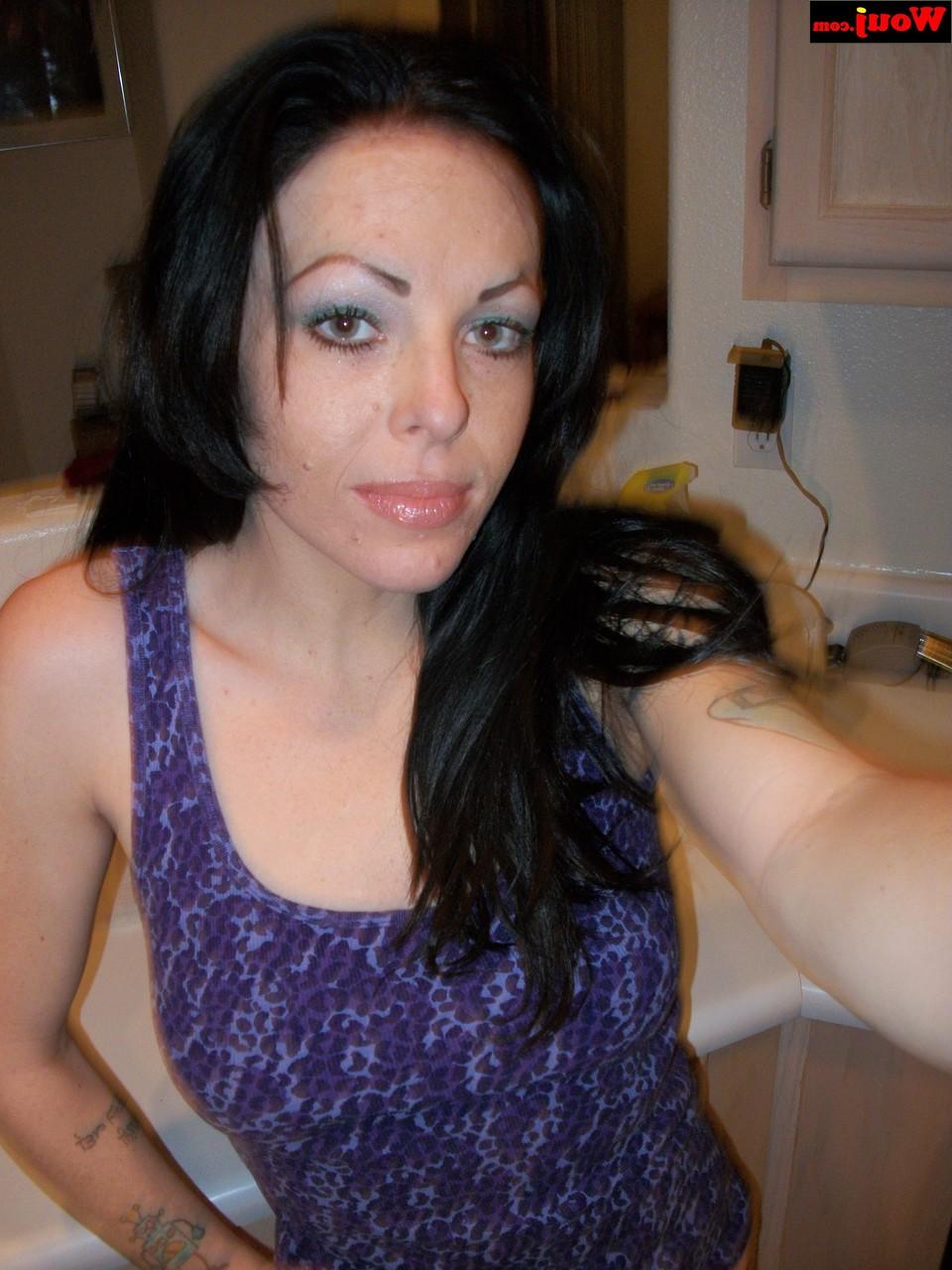15P Nena amateur caliente con labios sexys se toma selfies de su culo caliente en bragas