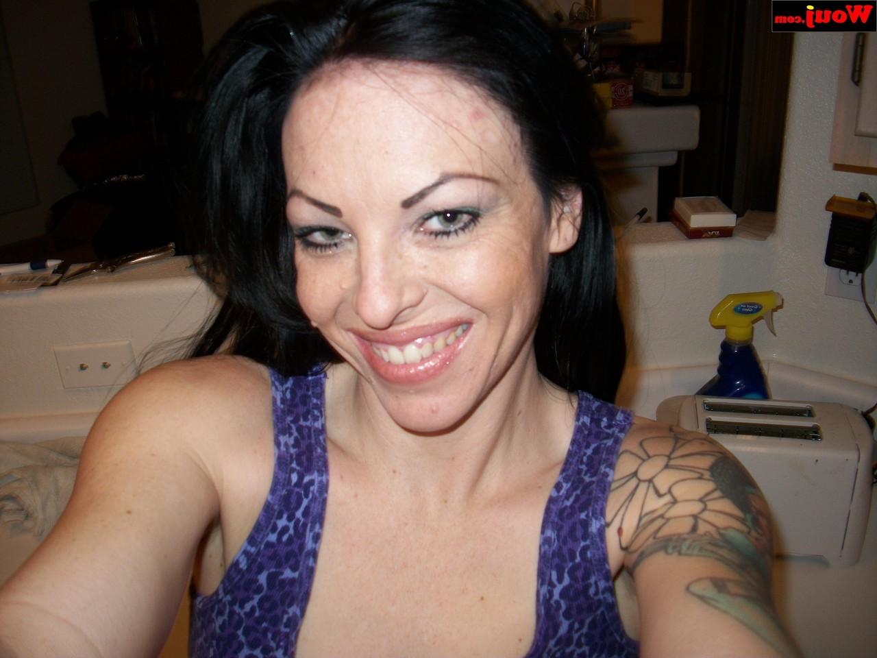 15P Nena amateur caliente con labios sexys se toma selfies de su culo caliente en bragas