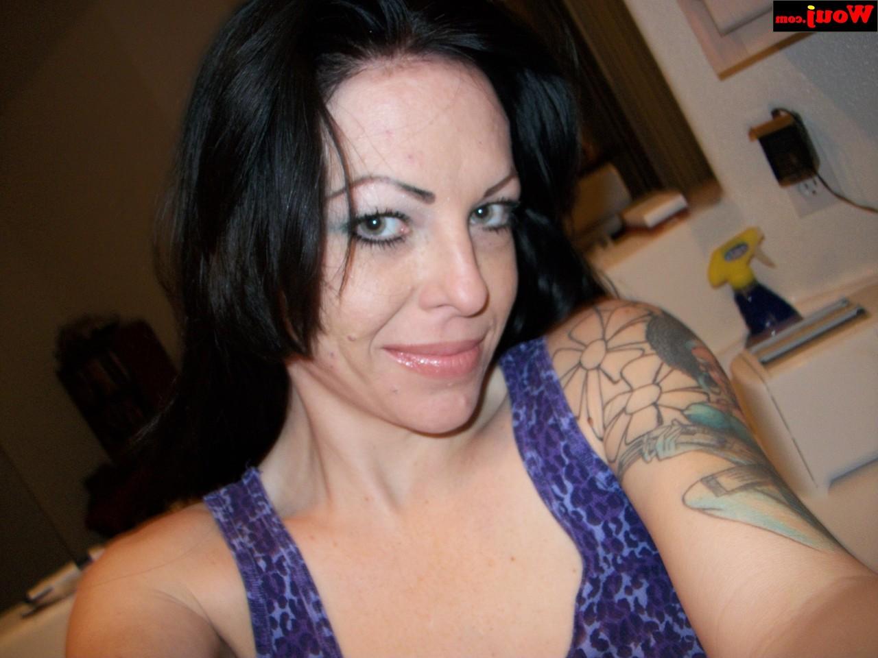 15P Nena amateur caliente con labios sexys se toma selfies de su culo caliente en bragas