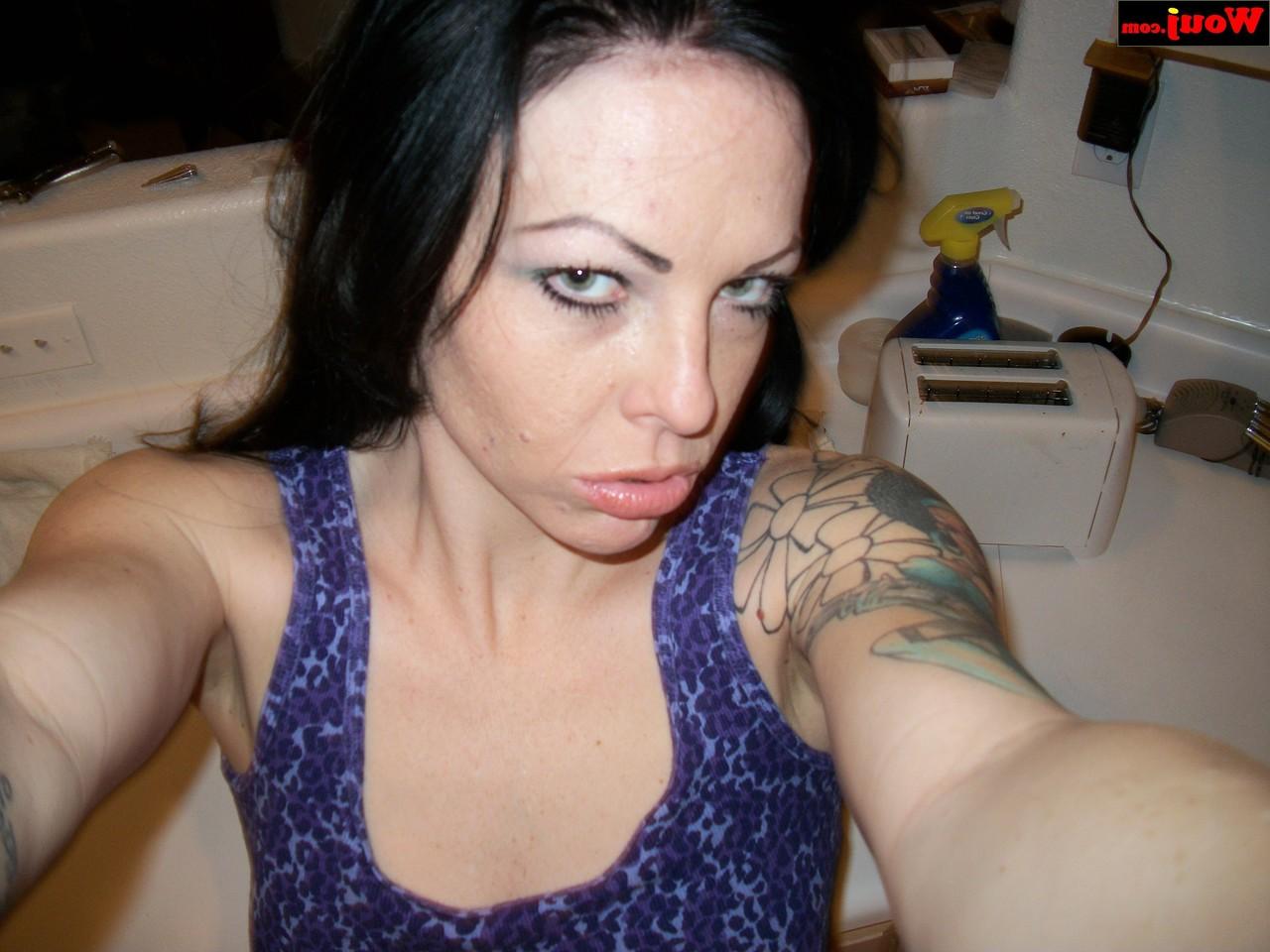 15P Nena amateur caliente con labios sexys se toma selfies de su culo caliente en bragas