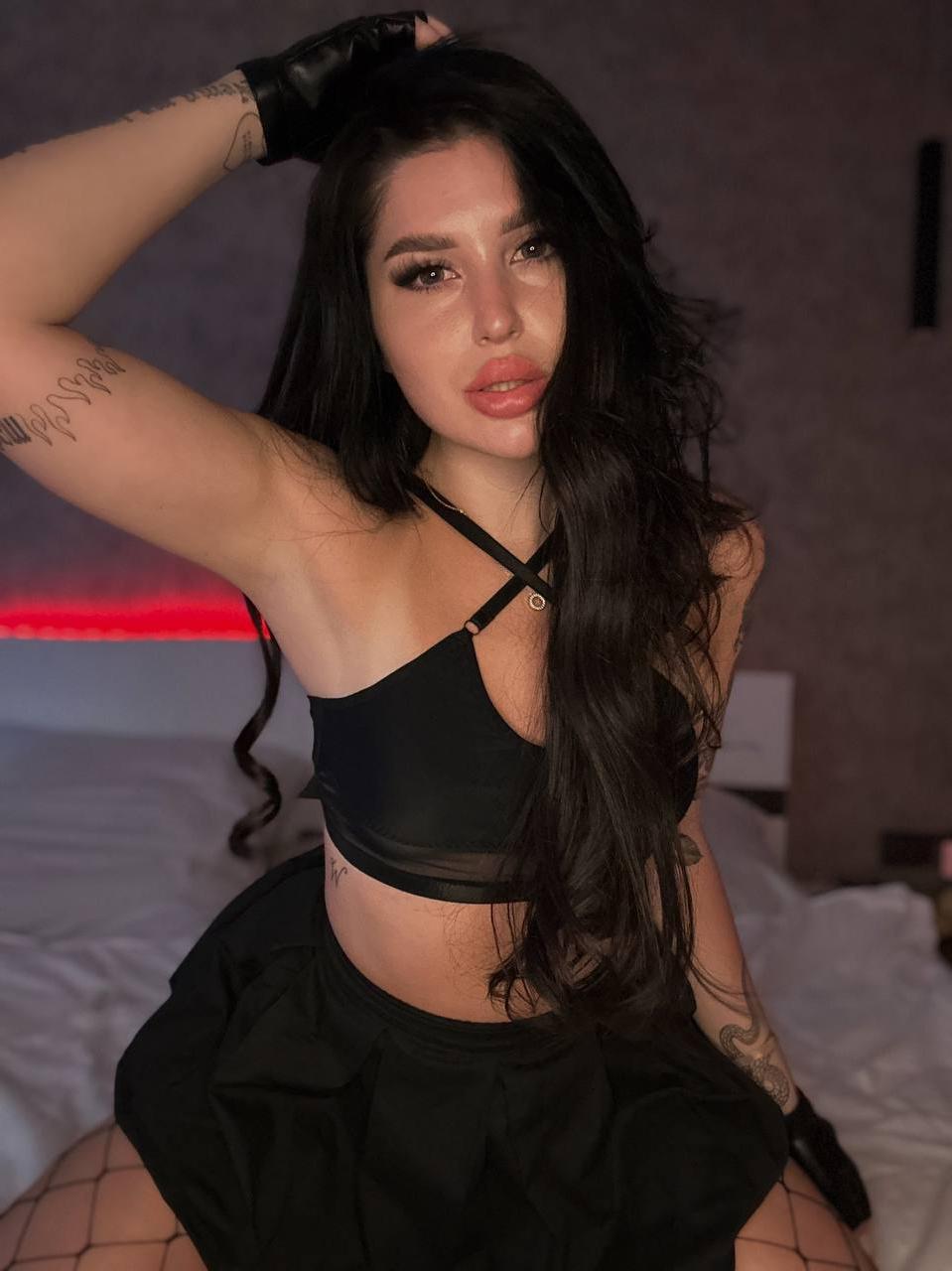 10P Une jolie fille montre ses tétons gonflés tout en se taquinant dans des vêtements fétichistes sexy.